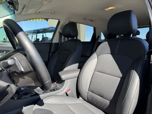 Used 2022 Kia Niro EX image 35