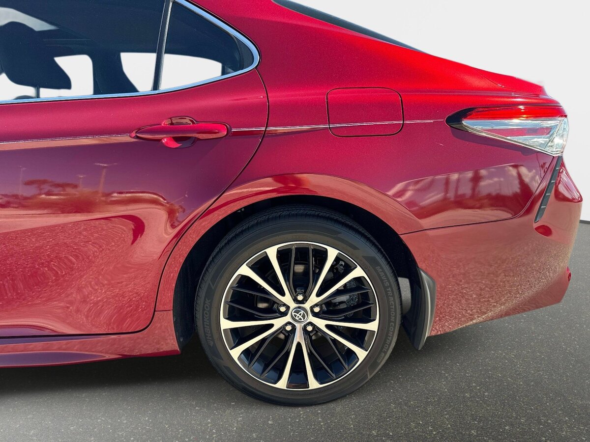 Used 2018 Toyota Camry SE w/ Moonroof Package FWD image 9