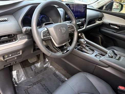 Used 2025 Toyota Grand Highlander AWD image 25