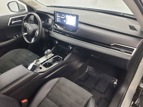 Used 2025 Mitsubishi Outlander SE image 14