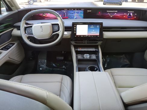 Used 2025 Lincoln Nautilus Premier image 13