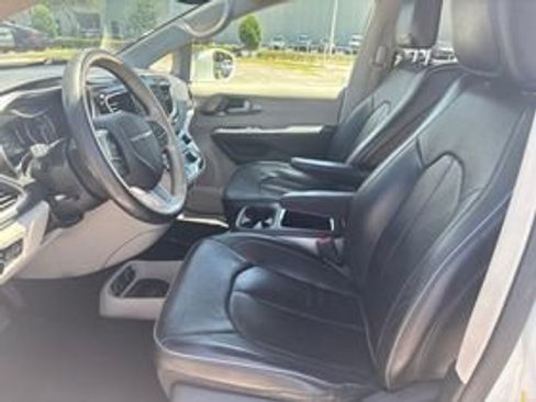 Used 2018 Chrysler Pacifica Limited w/ Advanced Safetytec Group FWD image 3