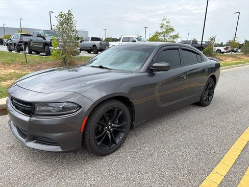 Used 2019 Dodge Charger SXT RWD image 4