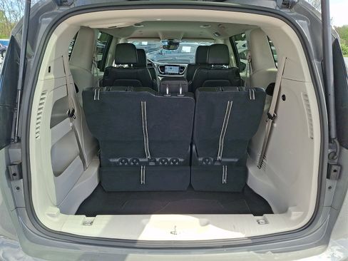 Used 2023 Chrysler Pacifica Touring-L FWD image 30