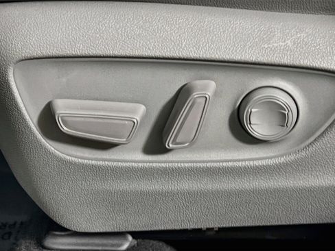 Used 2021 Toyota Highlander XLE FWD image 16
