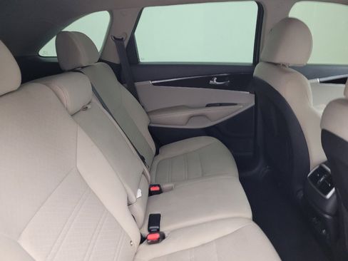 Used 2019 Kia Sorento FWD image 19