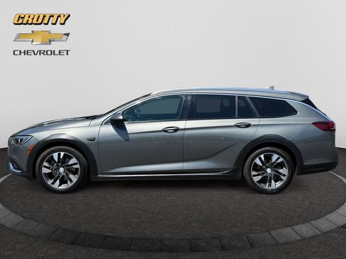 Used 2018 Buick Regal Essence w/ Sights and Sounds Package AWD/4WD image 2