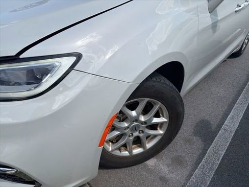 Used 2021 Chrysler Pacifica Touring-L FWD image 4