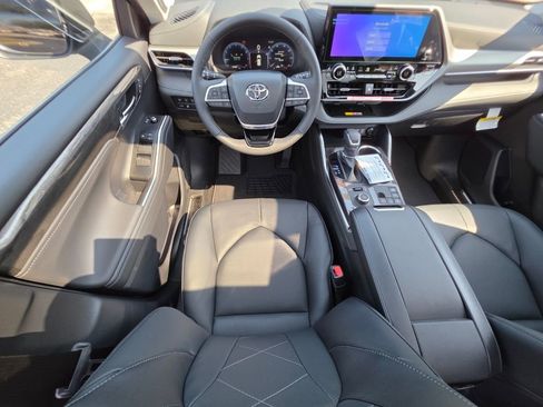 New 2026 Toyota Highlander Platinum AWD/4WD image 6