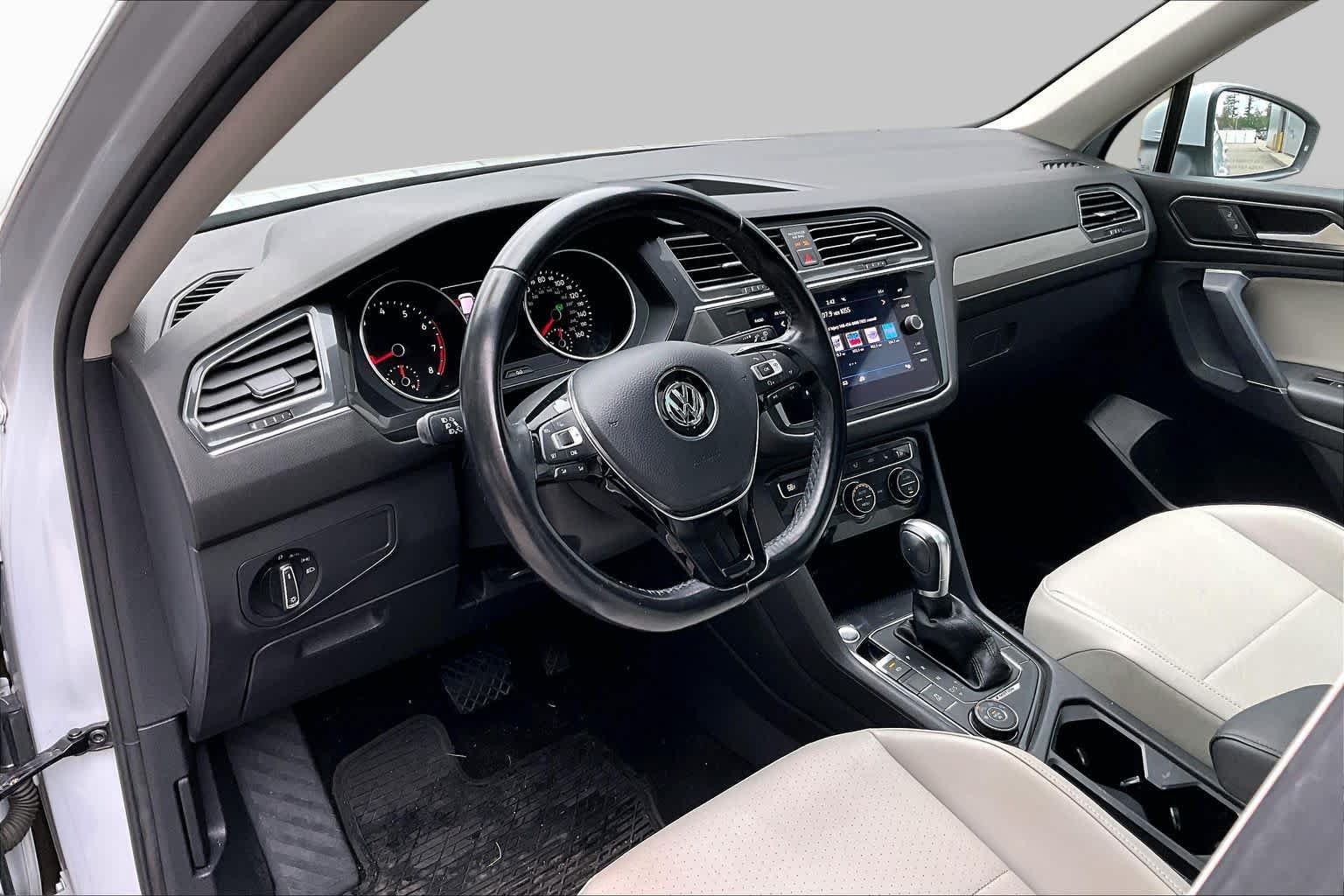Used 2018 Volkswagen Tiguan SE w/ Panoramic Sunroof Package AWD/4WD image 17