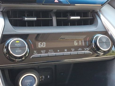 Certified 2021 Toyota Venza LE image 16