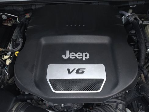 Used 2017 Jeep Wrangler Unlimited Sahara w/ Mopar Chrome Edition Group image 30