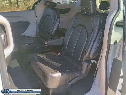 Used 2023 Chrysler Pacifica Touring-L FWD image 19