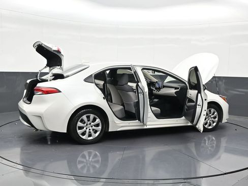 Used 2021 Toyota Corolla LE image 32