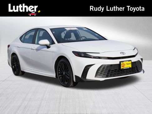 Certified 2025 Toyota Camry SE image 1