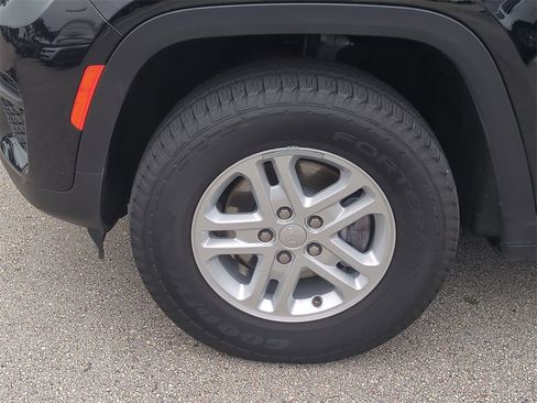 Used 2023 Jeep Grand Cherokee Laredo image 12