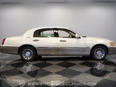 Used 2000 Lincoln Town Car Signature RWD image 15
