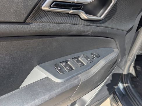 Used 2025 Kia Sportage LX FWD image 9