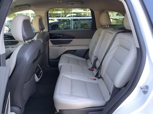 Used 2025 Lincoln Nautilus Premier image 16