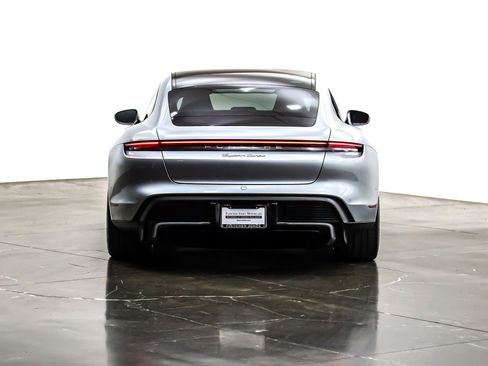 Used 2022 Porsche Taycan image 5