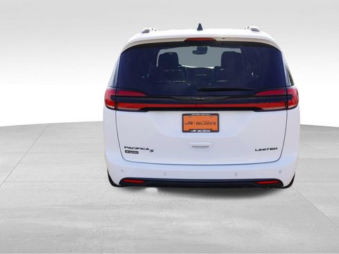 Certified 2025 Chrysler Pacifica Limited FWD image 6