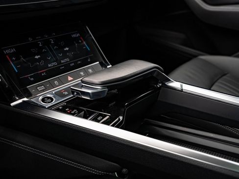 Used 2022 Audi e-tron Premium w/ Convenience Plus Package image 37