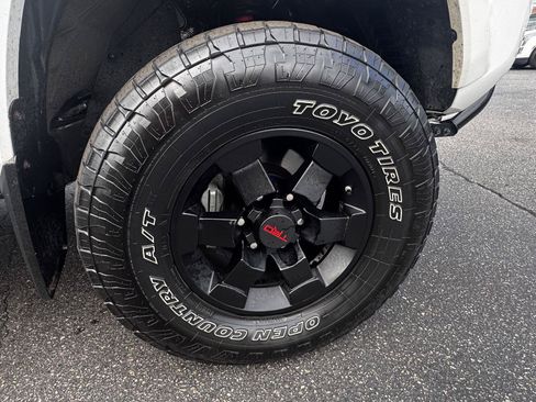 Used 2021 Toyota Tacoma TRD Sport w/ TRD Premium Sport Package AWD/4WD image 9