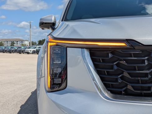 Certified 2025 Kia Sorento SX Prestige AWD/4WD image 10