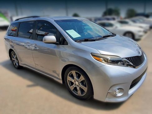Used 2017 Toyota Sienna SE w/ SE Preferred Package image 12