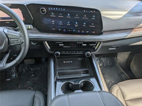 Used 2025 Chevrolet Suburban Z71 image 20