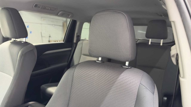 Used 2019 Toyota Highlander LE FWD image 24