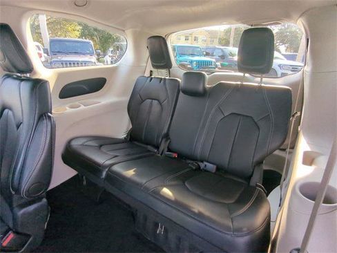 Certified 2024 Chrysler Pacifica Touring-L image 16