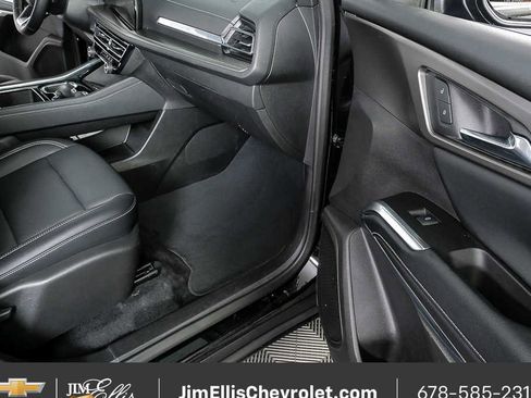 Used 2025 Chevrolet Traverse LT image 23