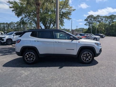 Used 2025 Jeep Compass Trailhawk AWD/4WD image 2
