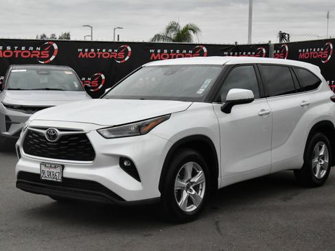 Used 2022 Toyota Highlander LE AWD/4WD image 3