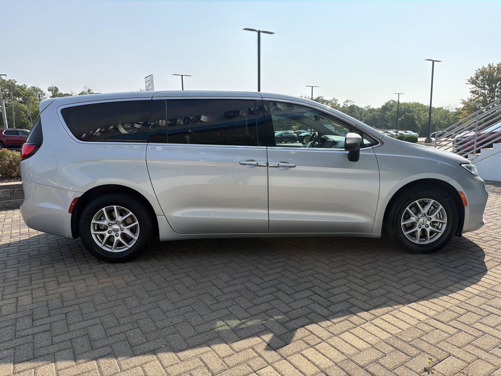 Used 2023 Chrysler Pacifica Touring-L FWD image 6