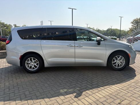 Used 2023 Chrysler Pacifica Touring-L FWD image 6