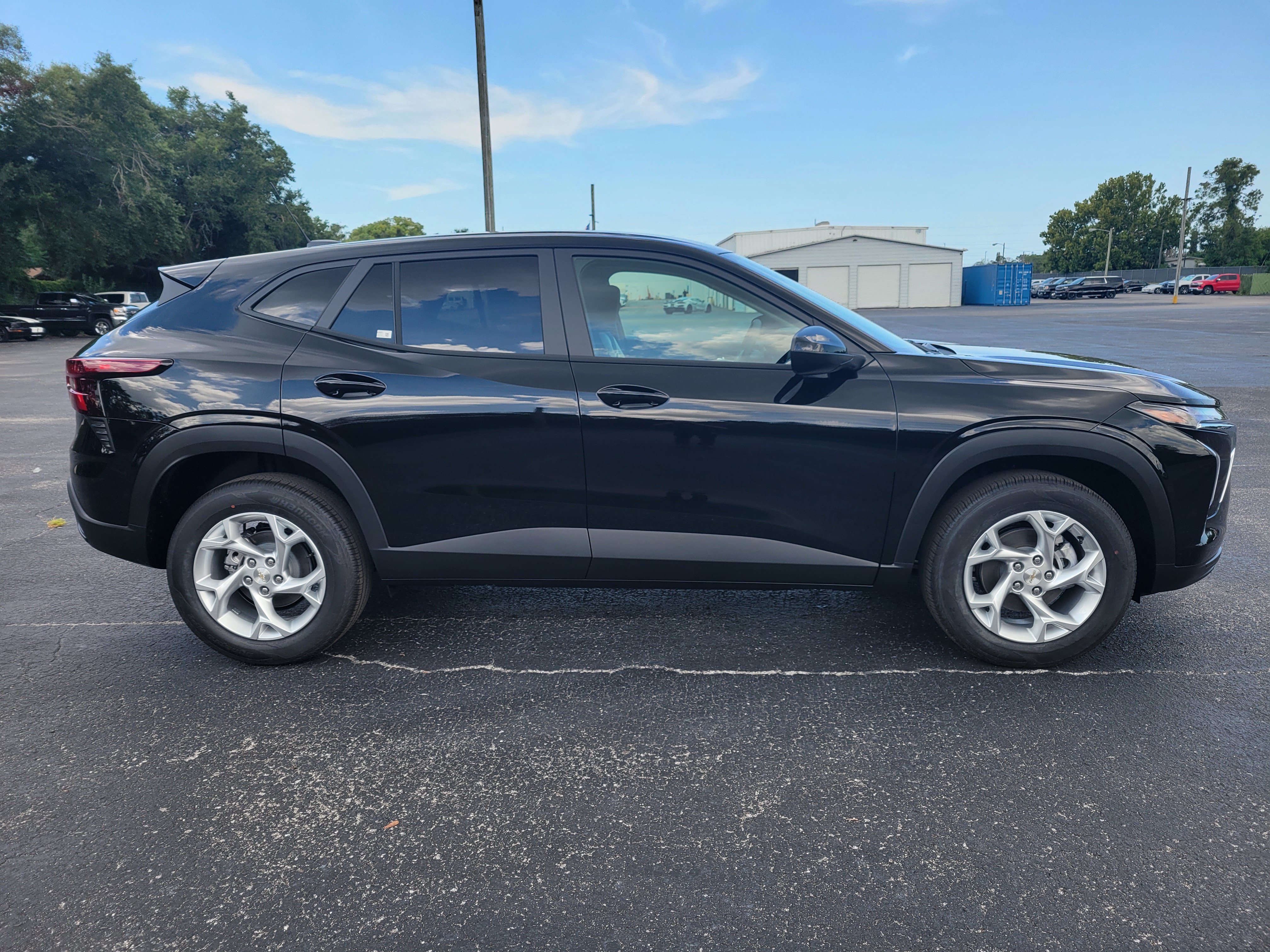 New 2026 Chevrolet Trax LS w/ LS Convenience Package FWD image 4