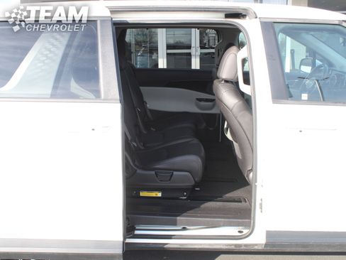 Used 2024 Kia Carnival EX image 23