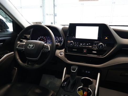 Used 2024 Toyota Highlander XLE AWD/4WD image 28