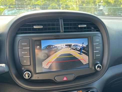 Used 2025 Kia Soul LX w/ LX Technology Package FWD image 18