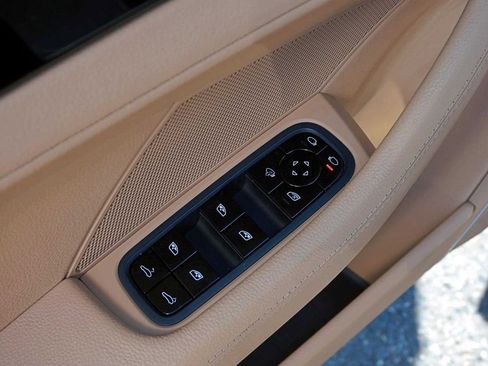 Used 2021 Porsche Panamera w/ Premium Package image 15