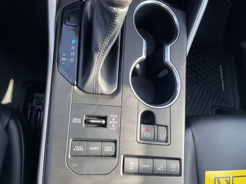 Used 2021 Toyota Highlander XLE image 23