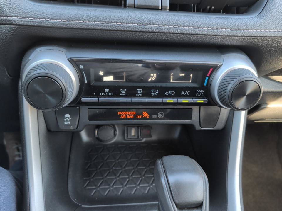Used 2020 Toyota RAV4 LE FWD image 22