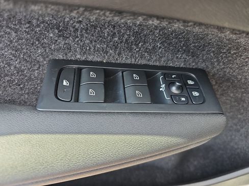 Used 2024 Volvo XC40 B5 Core image 9