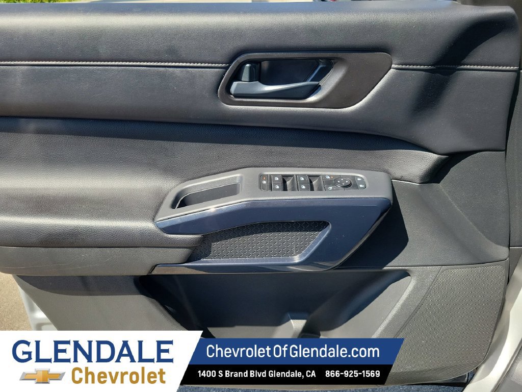 Used 2025 Nissan Pathfinder SV FWD image 36