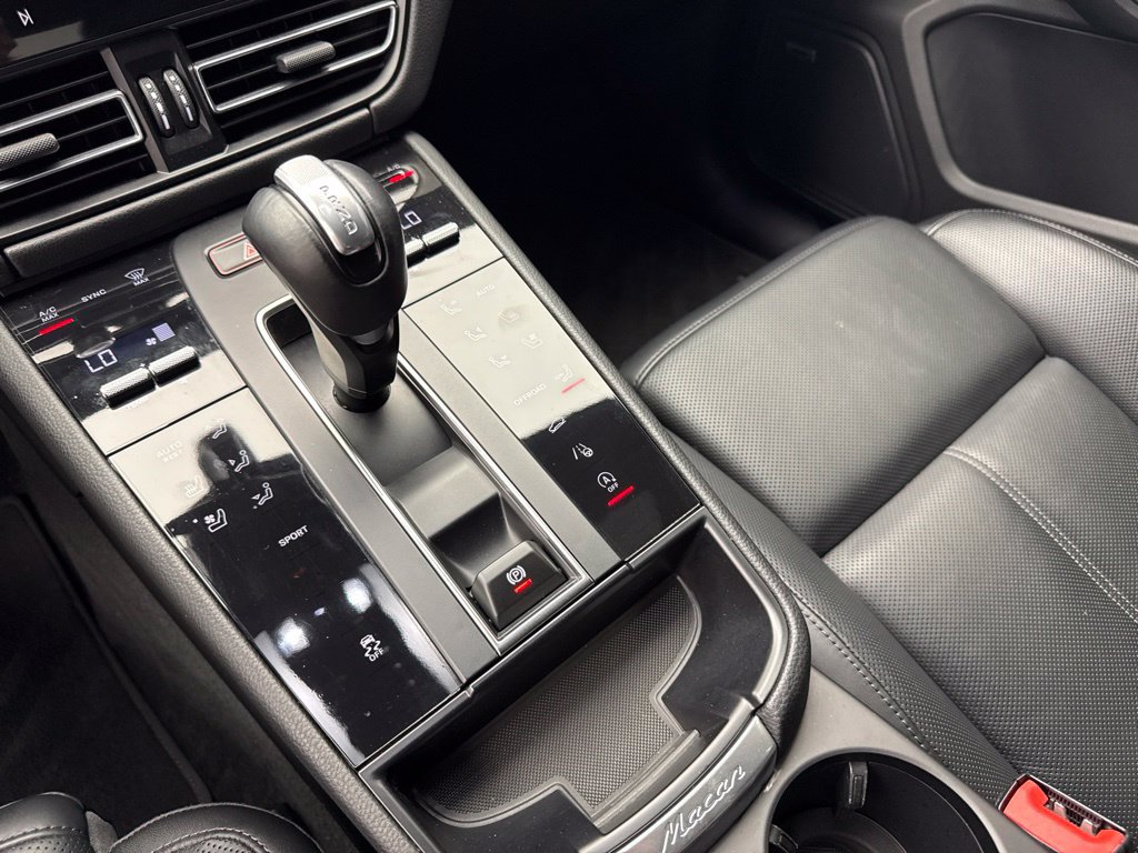 Certified 2024 Porsche Macan AWD/4WD image 40