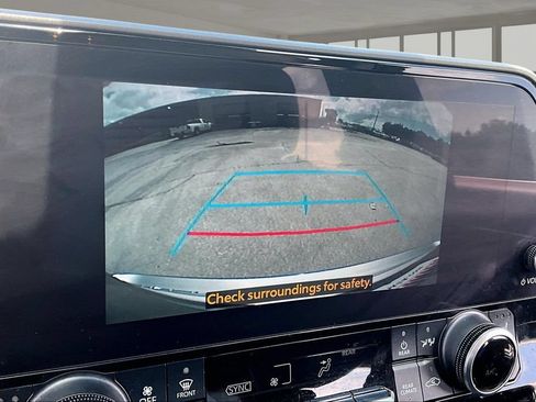 Used 2023 Toyota Highlander XLE FWD image 14