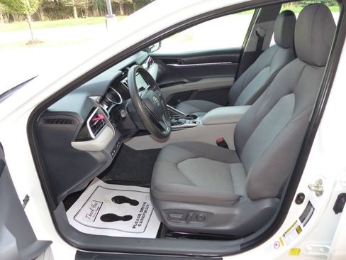 Used 2018 Toyota Camry LE FWD image 23