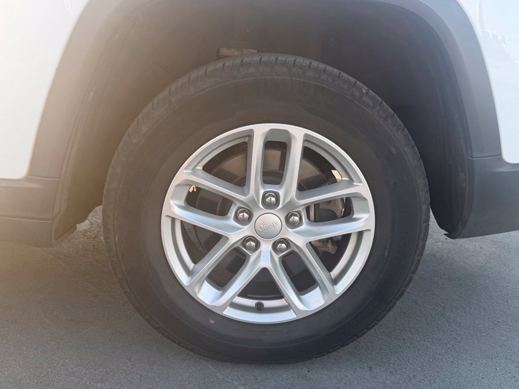 Used 2023 Jeep Grand Cherokee L Laredo RWD image 2